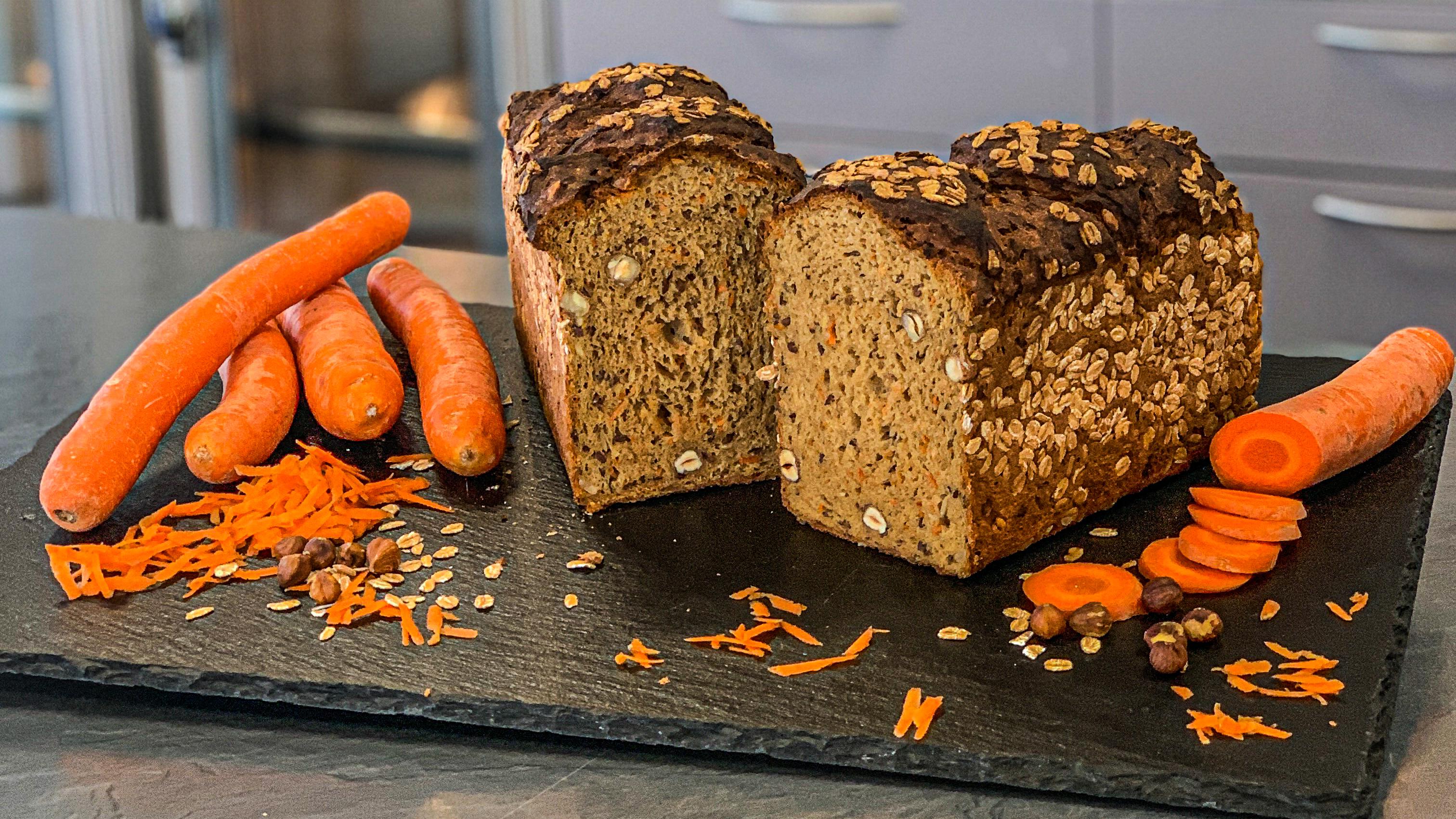 Fitnessbrot mit Karotten und Nüssen
